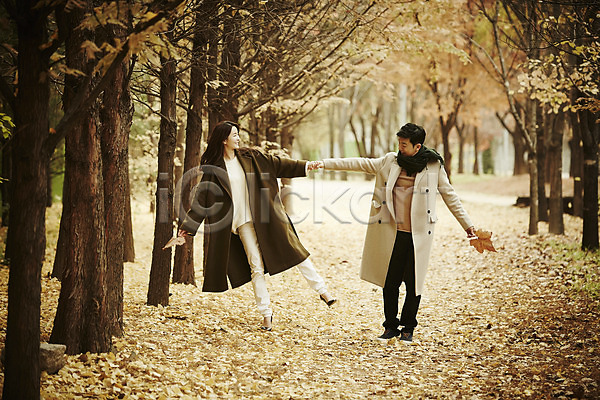 다정 산책 20대 30대 남자 두명 성인 성인만 여자 한국인 JPG 앞모습 포토 가을(계절) 걷기 낙엽 손잡기 신혼부부 야외 웃음 전신 주간