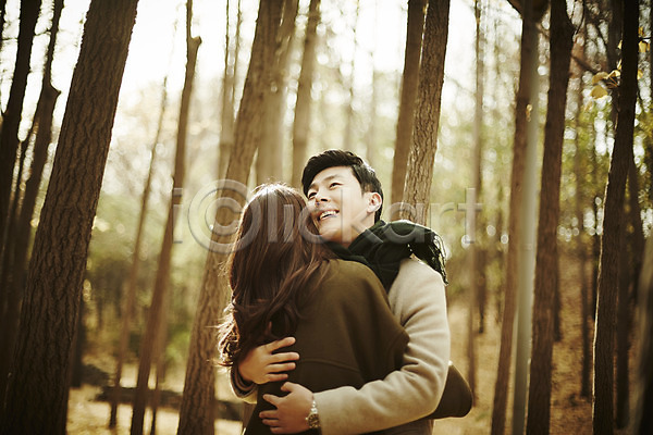 다정 20대 30대 남자 두명 성인 성인만 여자 한국인 JPG 뒷모습 앞모습 포토 가을(계절) 나무 상반신 숲 신혼부부 안기 야외 웃음 주간