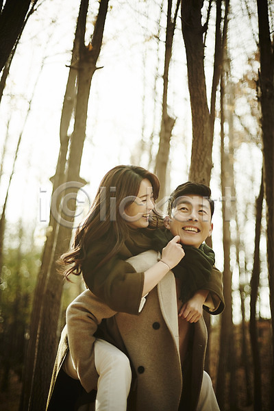 다정 20대 30대 남자 두명 성인 성인만 여자 한국인 JPG 옆모습 포토 가을(계절) 나무 상반신 서기 숲 신혼부부 야외 업기 웃음 주간