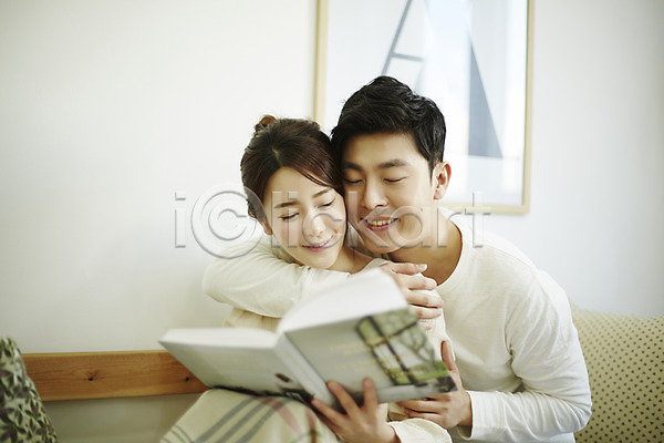 다정 20대 30대 남자 두명 성인 성인만 여자 한국인 JPG 앞모습 포토 독서 백허그 상반신 소파 신혼부부 신혼생활 실내 앉기 웃음 책