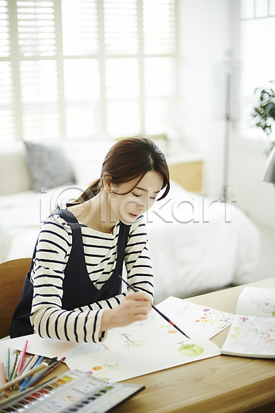 20대 성인 성인여자한명만 여자 한국인 한명 JPG 앞모습 포토 그리기 그림 물감 붓 상반신 색연필 실내 앉기 책상