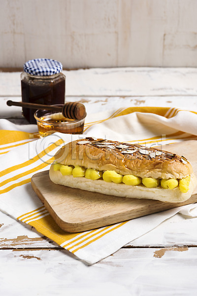 사람없음 JPG 포토 고구마 꿀 나무바닥 디저트 메뉴 목재 브런치 빵 샌드위치 세트 잼 천(직물) 카페
