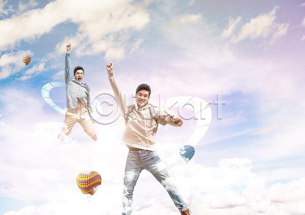 20대 남자 두명 성인 한국인 PSD 편집이미지 교육 구름(자연) 대학교육 대학생 배낭 열기구 웃음 점프 편집 하늘