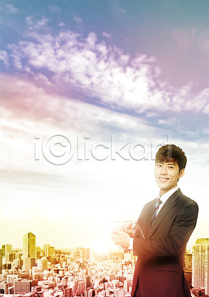 20대 남자 성인 한국인 한명 PSD 편집이미지 구름(자연) 노을 도시 비즈니스 비즈니스맨 빌딩 상반신 웃음 편집 하늘