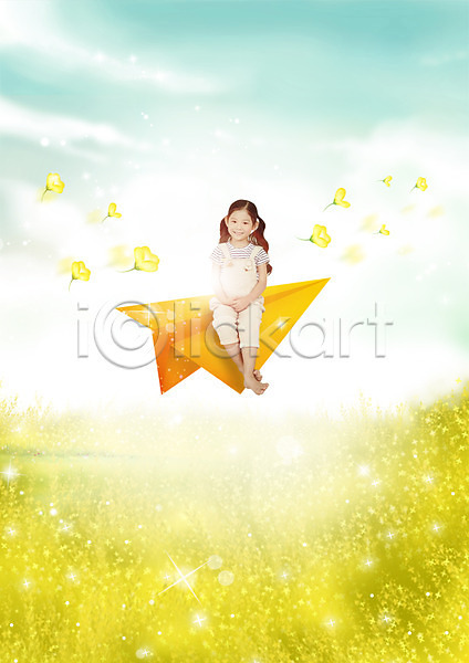 어린이 여자 한국인 한명 PSD 편집이미지 구름(자연) 꽃 봄 앉기 웃음 전신 종이비행기 편집 하늘
