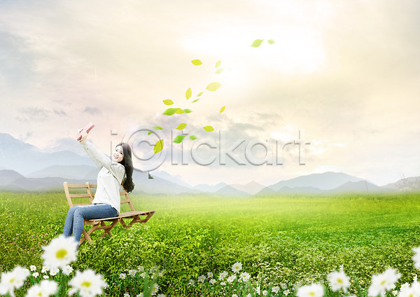 20대 성인 여자 한국인 한명 PSD 편집이미지 구름(자연) 꽃 나뭇잎 들기 벤치 산 안식처 앉기 여행 웃음 책 초원(자연) 편집 하늘
