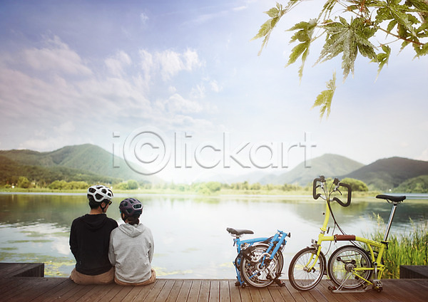 남자 두명 성인 여자 PSD 뒷모습 편집이미지 강 구름(자연) 나뭇잎 레저 산 앉기 자전거 커플 편집 하늘 헬멧