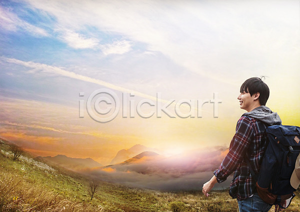 20대 남자 성인 한국인 한명 PSD 뒷모습 편집이미지 구름(자연) 노을 배낭 산 상반신 안식처 여행 웃음 편집 하늘