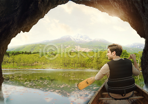20대 남자 서양인 성인 한명 PSD 뒷모습 편집이미지 강 구름(자연) 나룻배 노젓기 동굴 산 안식처 앉기 여행 카누 편집 하늘
