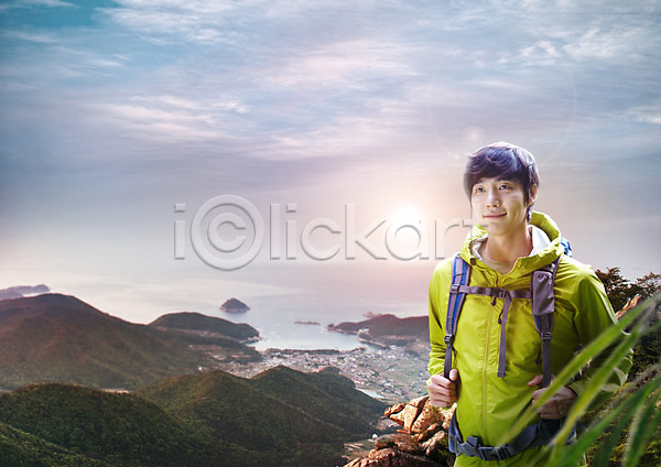 30대 남자 성인 한국인 한명 PSD 편집이미지 구름(자연) 등산 등산복 바다 배낭 산 상반신 안식처 여행 웃음 편집 하늘