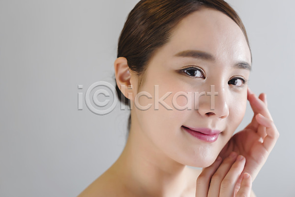 깨끗함 20대 성인 성인여자한명만 여자 한국인 한명 JPG 근접촬영 앞모습 포토 관리 뷰티 상반신 실내 우먼라이프 웃음 의료성형뷰티 피부 힐링