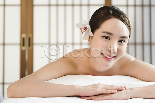 휴식 20대 성인 성인여자한명만 여자 한국인 한명 JPG 앞모습 포토 건강 관리 꽃 마사지 뷰티 상반신 실내 엎드리기 에스테틱 우먼라이프 웃음 의료성형뷰티 피부 힐링