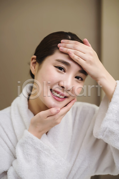 20대 성인 성인여자한명만 여자 한국인 한명 JPG 앞모습 포토 관리 미용사 뷰티 상반신 실내 에스테틱 우먼라이프 웃음 의료성형뷰티 피부 피부관리 힐링
