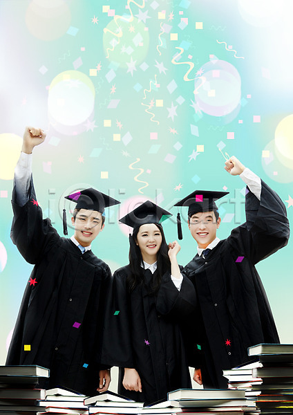 축하 20대 남자 성인 성인만 세명 여자 한국인 PSD 앞모습 편집이미지 대학생 상반신 졸업 졸업가운 책 친구 파이팅 학사모