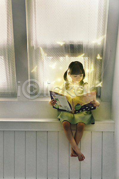 상상 소녀한명만 어린이 여자 한국인 한명 JPG 디지털합성 앞모습 편집이미지 그래픽 나비 독서 동화 디지털아트 실내 앉기 전신 창가 책 홀로그램