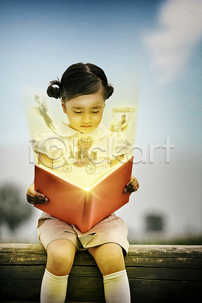 상상 소녀한명만 어린이 여자 한국인 한명 JPG 디지털합성 앞모습 편집이미지 그래픽 독서 동화 디지털아트 상반신 앉기 야외 책 홀로그램