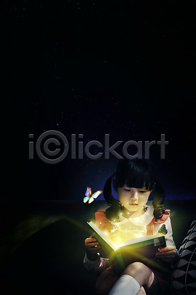 상상 소녀한명만 어린이 여자 한국인 한명 JPG 디지털합성 앞모습 편집이미지 그래픽 나비 독서 동화 디지털아트 상반신 앉기 야간 책 홀로그램