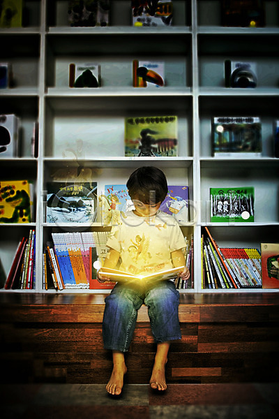 상상 남자 소년한명만 어린이 한국인 한명 JPG 디지털합성 앞모습 편집이미지 그래픽 독서 동화 디지털아트 서재 앉기 유니콘 전신 책 홀로그램