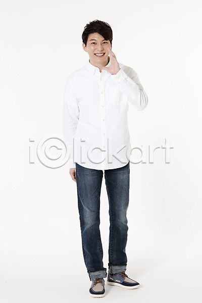 30대 남자 성인 성인남자한명만 한국인 한명 JPG 앞모습 포토 귓속말 말하기 서기 손짓 스튜디오촬영 실내 웃음 전신 흰배경