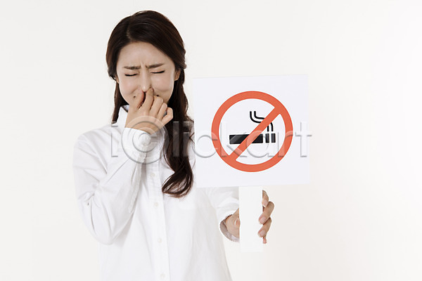 30대 성인 성인여자한명만 여자 한국인 한명 JPG 앞모습 포토 금연 남방 냄새 눈감음 담배 들기 상반신 서기 스튜디오촬영 실내 싫은 캠페인 팻말 흰배경