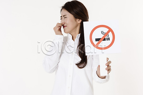 30대 성인 성인여자한명만 여자 한국인 한명 JPG 앞모습 포토 금연 남방 냄새 눈감음 담배 들기 상반신 서기 스튜디오촬영 실내 싫은 캠페인 팻말 흰배경
