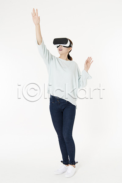 30대 성인 성인여자한명만 여자 한국인 한명 JPG 앞모습 포토 VR기기 가상현실 서기 손뻗기 손짓 스튜디오촬영 실내 오큘러스 전신 캐주얼 흰배경