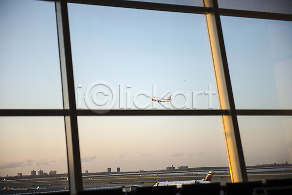 사람없음 JPG 포토 공항 기다림 뉴욕 미국 비행기 실내 주간 창문 풍경(경치) 하늘