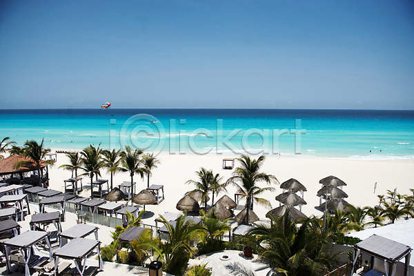 휴식 사람없음 JPG 포토 모래사장 바다 선베드 야외 야자수 주간 카리브해 칸쿤 풍경(경치) 하늘 해변 휴양지