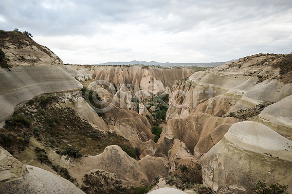 사람없음 JPG 포토 기암괴석 나무 돌 로즈밸리 야외 여행 주간 카파도키아 튀르키예 풍경(경치) 하늘