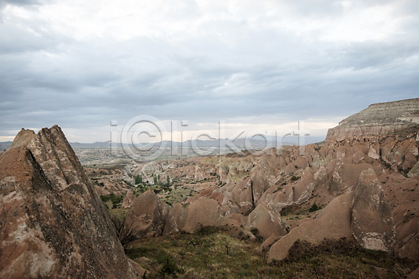 사람없음 JPG 포토 기암괴석 나무 돌 로즈밸리 야외 여행 주간 카파도키아 튀르키예 풍경(경치) 하늘