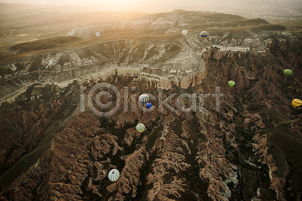 사람없음 JPG 포토 기암괴석 야외 여행 열기구 일출 주간 카파도키아 튀르키예 풍경(경치) 하늘