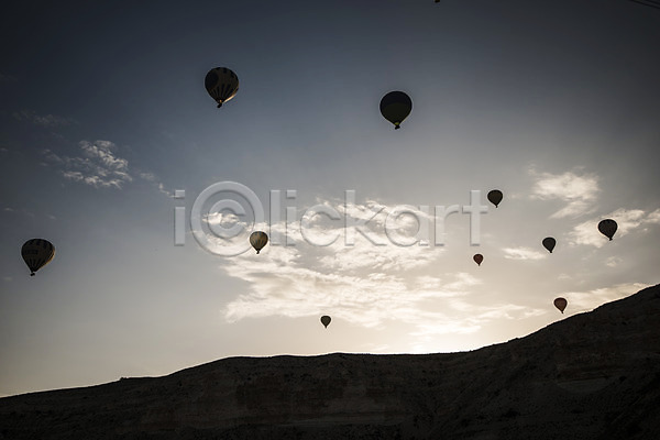 사람없음 JPG 포토 구름(자연) 그림자 기암괴석 야외 여행 역광 열기구 일출 주간 카파도키아 튀르키예 풍경(경치) 하늘