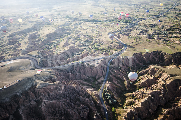 사람없음 JPG 포토 기암괴석 길 도로 야외 여행 열기구 주간 카파도키아 튀르키예 풍경(경치)