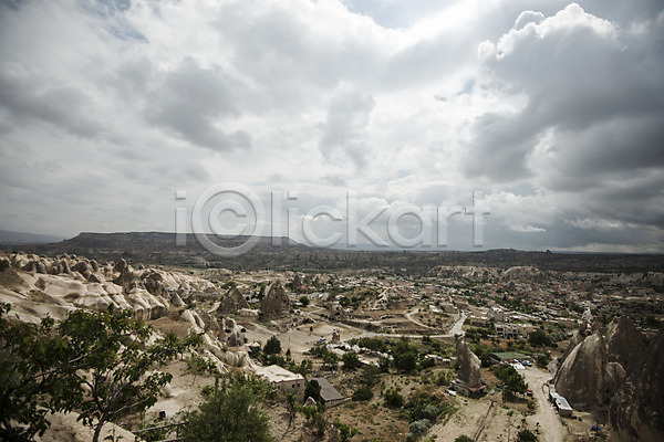 사람없음 JPG 포토 구름(자연) 기암괴석 나무 돌 마을 야외 여행 자연 주간 카파도키아 튀르키예 풍경(경치) 하늘