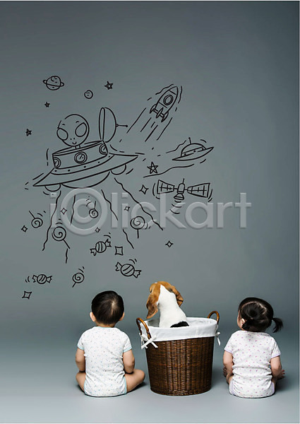 남자 두명 아기 여자 한국인 AI(파일형식) 뒷모습 편집이미지 강아지 로켓 반려 별 빨래바구니 사탕 상반신 앉기 외계인 우주선 응시 인공위성 한마리 행성