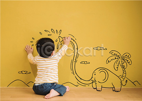 남자 남자아기한명만 아기 한국인 한명 AI(파일형식) 뒷모습 편집이미지 구름(자연) 기댐 나무 벽 앉기 전신 코끼리