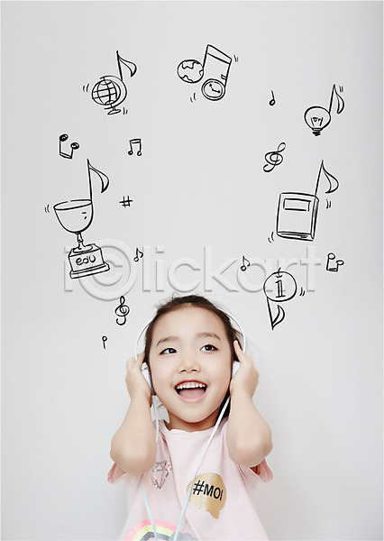 소녀한명만 어린이 여자 한국인 한명 AI(파일형식) 앞모습 편집이미지 상반신 서기 웃음 음악감상 음표 전구 지구 책 트로피 헤드폰