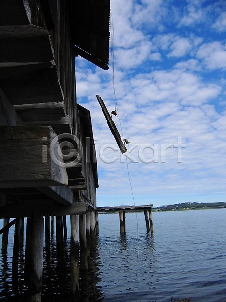 사람없음 JPG 포토 해외이미지 건물 목재 물 바다 방앗간 옛날 파란색 하늘 해외202004