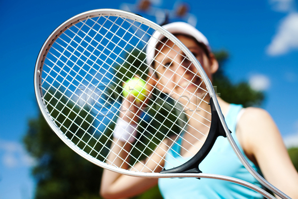 즐거움 서양인 성인 성인여자한명만 여자 한명 JPG 아웃포커스 앞모습 포토 해외이미지 들기 상반신 서브 야외 여름(계절) 우먼라이프 주간 테니스 테니스공 테니스라켓 테니스복 하늘 해외202004