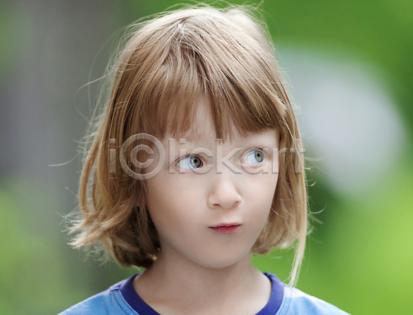 백인 사람 소년 어린이 한명 JPG 포토 해외이미지 금발 긴머리 눈(신체부위) 야외 여름(계절) 응시 표현 해외202004