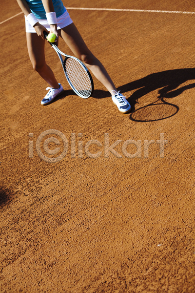 서양인 성인 성인여자한명만 여자 한명 JPG 앞모습 포토 해외이미지 들기 서기 야외 여름(계절) 우먼라이프 주간 테니스 테니스라켓 테니스장 테니스화 하반신 해외202004