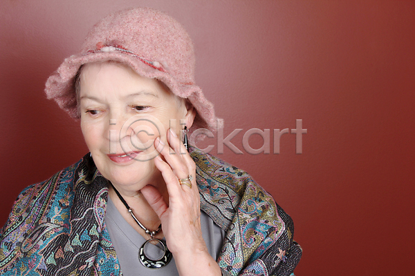 우아함 70대 80대 백인 사람 성인 여자 한명 JPG 포토 해외이미지 미소(표정) 보라색 보석 분홍색 세련 스타일 우아 유행 장신구 종류 파란색 펠트 할머니 해외202004 회색