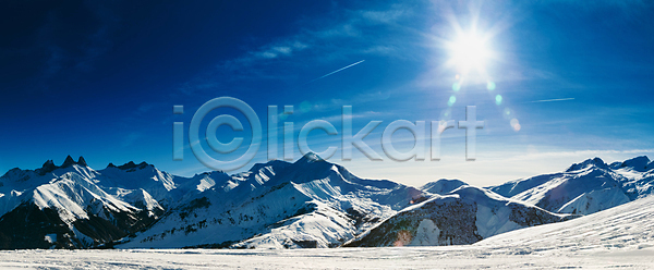 사람없음 JPG 포토 해외이미지 가로 겨울 관광지 구름 눈내림 산 알프스 야외 여행 유럽 자연 카피스페이스 태양 파노라마 파란색 풍경 프랑스 하늘 해외202004 해외포토 햇빛 휴가
