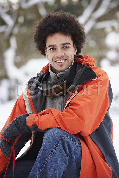 즐거움 추위 행복 20대 남자 사람 한명 JPG 포토 해외이미지 겨울 계절 고글 날씨 냉동 눈내림 눈사람 목도리 미소(표정) 세로 야외 웃음 장면 정원 풍경(경치) 해외202004 혼혈