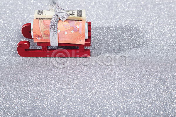 축하 행복 사람없음 JPG 포토 해외이미지 금융 달러 돈 리본 백그라운드 빨간색 새해 선물 쇼핑 신용카드 썰매 유로 은색 장난감 장식 지폐 카피스페이스 컨셉 크리스마스 해외202004 활 휴가