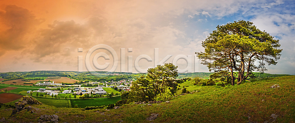 침묵 평화 사람없음 JPG 포토 해외이미지 계절 구름 꽃 나무 내추럴 노란색 농업 농장 도로 독일 마을 맑음 바이에른 밭 배너 백그라운드 숲 시골 야외 여름 오렌지 유럽 일몰 일출 잎 자연 장면 초록색 태양 파노라마 풍경 하늘 해외202004 해외포토 환경