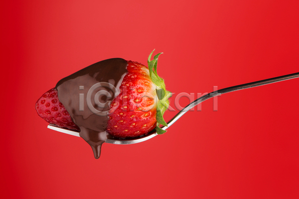 사람없음 JPG 포토 해외이미지 놓기 딸기 빨간배경 실내 초콜릿 포크 한개 해외202004