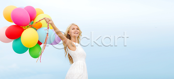 기쁨 만족 자유 축하 행복 10대 사람 여자 한명 JPG 포토 해외이미지 가족 걷기 기념일 대학교 라이프스타일 미소 생일 암탉 야외 여름 여행 여행객 유럽 잡기 졸업 컬러풀 파티 풍선 하늘 학교 학생 해외202004 해외포토 헬륨 휴가