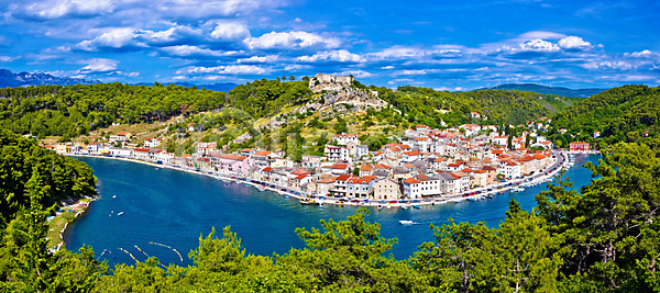 사람없음 JPG 포토 해외이미지 건물 건축양식 교회 그림 나무 도시 만 물 바다 바위 벽 산 산책로 소나무 안테나 여름 역사 옛날 지중해 초록색 크로아티아 타운 탑 파노라마 파란색 풍경 하늘 항구 해외202004 해외포토 휴가