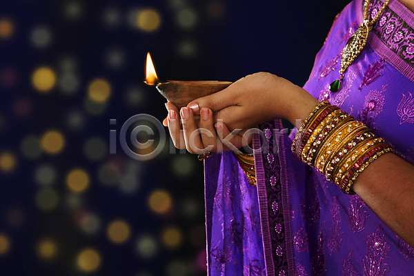 축하 행복 동양인 사람 여자 인도인 한명 JPG 포토 해외이미지 검은색 관리 기도 남쪽 등잔 램프 문화 백그라운드 버터 불 불꽃(불) 빛 사리 숭배 어둠 인사 잡기 전통 존경 종교 축제 해외202004 힌두교